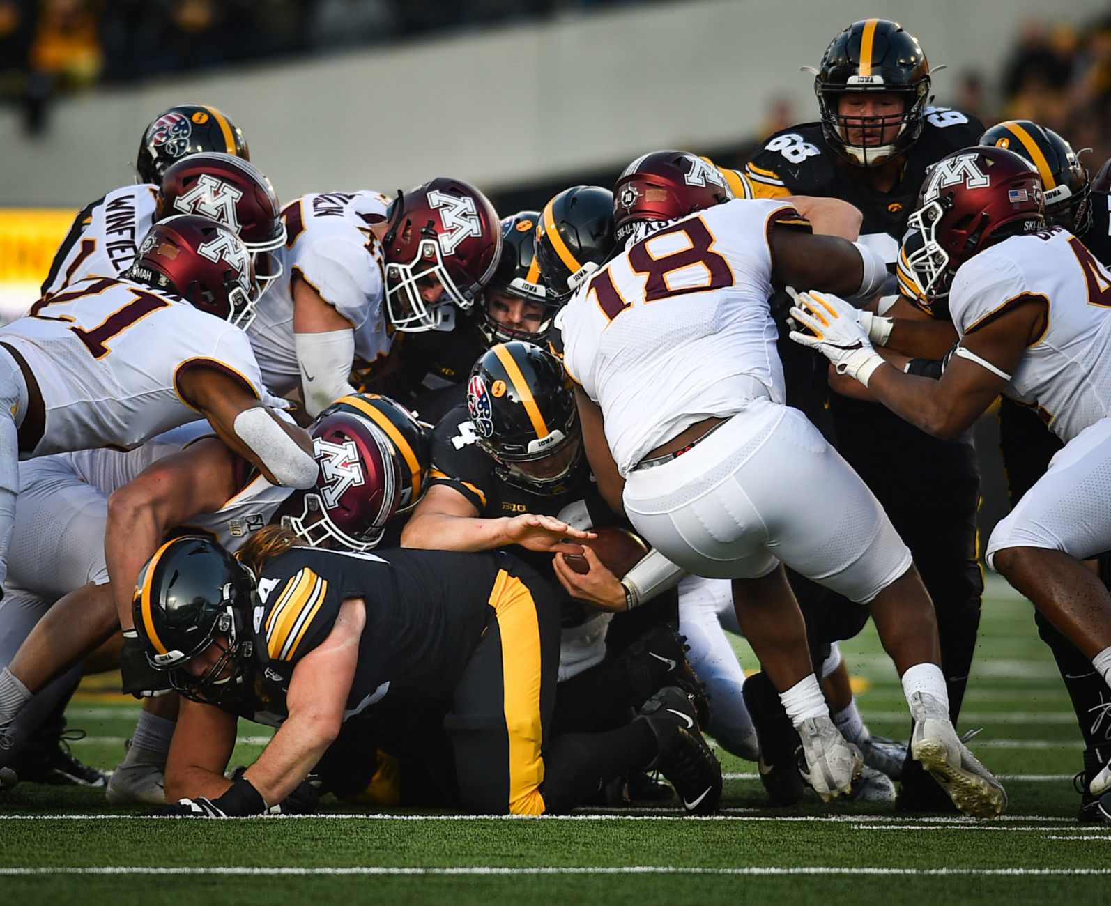 111619-qct-spt-iowa-minn-foot-117a.jpg